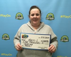 ¡Kristi L. de Denver ganó $1,000 con su boleto raspadito de Casino Ca$h Poker!