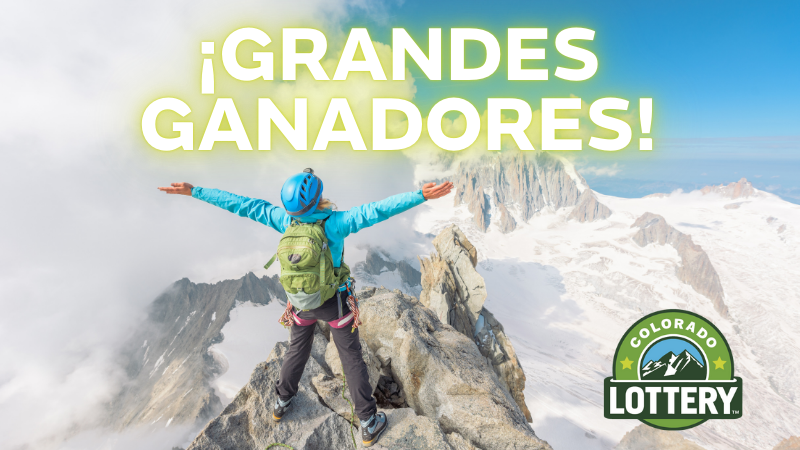 Persona en la cima de una montaña nevada con los brazos extendidos hacia el cielo azul. ¡Grandes ganadores! Logotipo de la Lotería de Colorado.