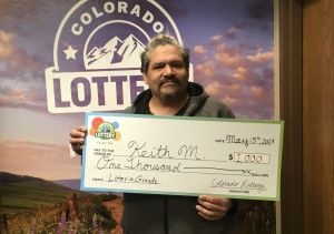 ¡Keith M. de Fruita rasca $1,000 en Loteria Grande!