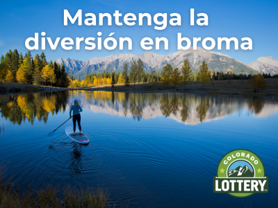 Mantenga la diversión  en broma. Mujer remando en las montañas en el lago azul brillante con hojas de otoño en el fondo