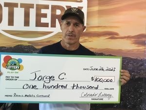 ¡Jorge C. de Johnstown ganó el premio mayor de $100,000 con su boleto Rasca y Gana Precious Metals!