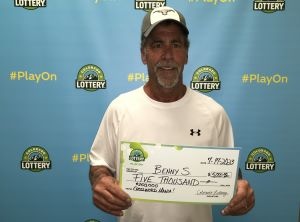 ¡Benny D. de Englewood, CO ganó $5,000 en su boleto de $250,000 de Crossword Mania Scratch!