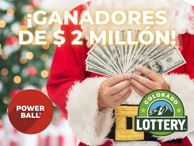 Santa sosteniendo efectivo. Texto: ¡Ganadores de $2 millones! Logotipos de Powerball y Lotería de Colorado