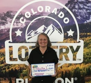 ¡Christine S. de Penrose ganó $1,000 con su billete de $250,000 de Crossword Mania Scratch!