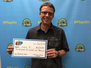 ¡Joshua H. gana $2,500 en su boleto Monopoly 500X Scratch!