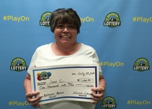 ¡Joan C. de Denver ganó $1,000 con su billete raspadito Massive Money de $500,000!