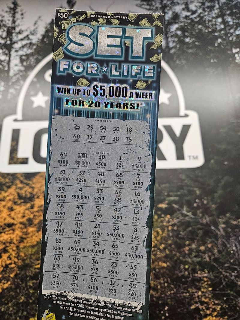 El boleto ganador de Miguel frente al fondo de la Lotería de Colorado