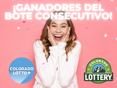 Mujer emocionada con las manos en la cara. ¡Ganadores del premio mayor consecutivo! Logotipos de la Lotería de Colorado y Lotto+.