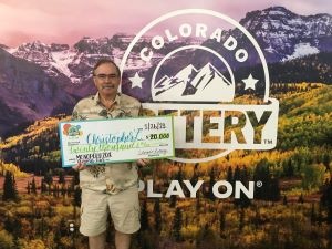 ¡Christopher L. de Colorado Springs ganó $20,000 con su boleto Monopoly 20X Scratch!