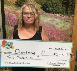 ¡Darlene P. de Dinosaur ganó $2,000 con su boleto de Mega Millions!