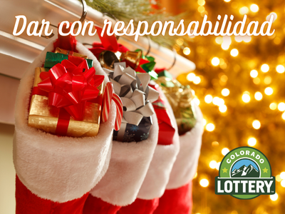 Calcetines navideños llenos de regalos colgados en la chimenea, con luces doradas brillando al fondo. Regalar Responsablemente, Logotipo de Colorado Lottery.