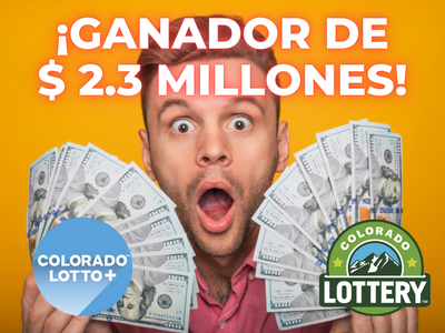 Hombre sosteniendo puñados de dinero en efectivo. Texto: ¡Ganador del premio mayor de $2,3 millones! Logotipos de Colorado Lotto+ y Lotería de Colorado
