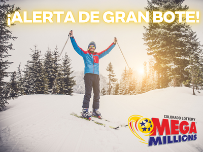 Hombre con esquís en la cima de una pista de esquí en una montaña nevada con los brazos en alto sonriendo a la cámara. ¡Alerta de premio gordo! Logotipo de Mega Millions de la lotería de Colorado