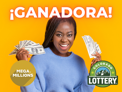 Mujer sosteniendo abanicos de dinero en efectivo. Texto: ¡Ganador! Logotipos de Mega Millions y Lotería de Colorado