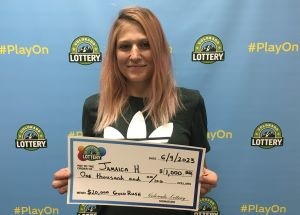 ¡Jamaica H. de Fritch, Texas ganó $1,000 en su billete raspadito Gold Rush de $20,000!