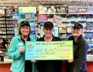 Personal de Loaf N Jug #37 en Pueblo, que vendió el boleto ganador de Colorado Lotto+ por $5,2 millones en noviembre de 2023