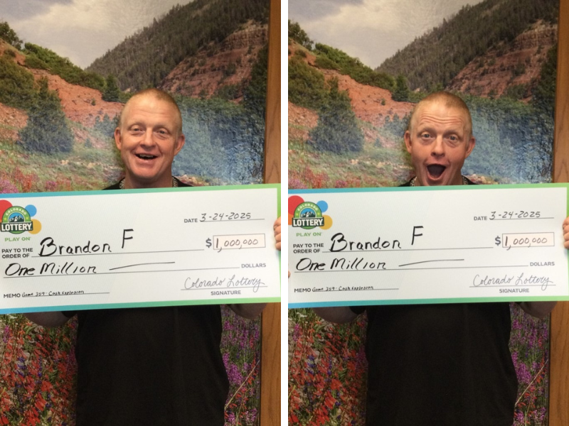 Ganador(a) con cheque de gran tamaño en las oficinas de la Lotería de Colorado