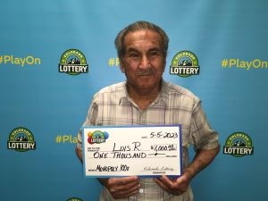 ¡Luis R. gana $1,000 en un boleto Monopoly Scratch!