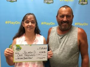 Jolanda D. de Denver tiene un cheque de $1,000 después de ganar el sorteo de bonificación de los playoffs de Powerball de NASCAR