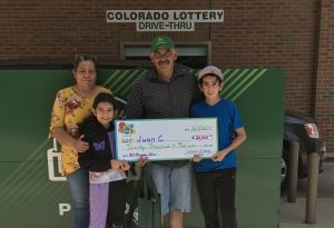 ¡Juan C. raspa el premio mayor de $20,000 en un boleto de Monopoly de $2!