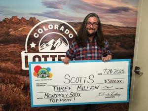 ¡Scott S. de Thornton ganó el premio mayor de $3,000,000 en su boleto Monopoly 500X Scratch!
