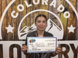 ¡Elsa G. de Aurora ganó $2,000 en su boleto de $250,000 de Crossword Mania Scratch!