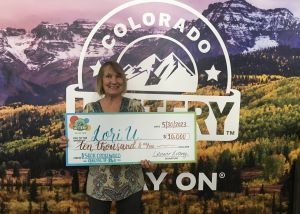 ¡Lori U. de Fountain ganó $10,000 en su boleto Crossword Scratch de $500,000!