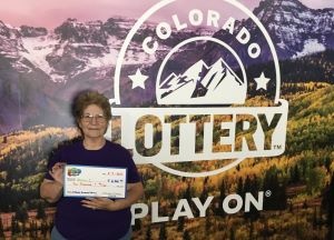 ¡Noreen C. de Pueblo ganó $2,000 en su boleto de $250,000 de Crossword Mania Scratch!