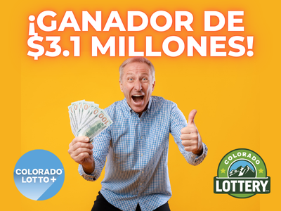 ¡Ganador del premio mayor de 3,1 millones de dólares! Hombre con entusiasmo sosteniendo el dinero en la mano. Logotipos de Colorado Lotto+ y Lottery.