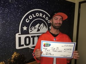 ¡Tim B. de Aurora ganó $1,000 en su boleto Gold Rush Scratch de $100,000!