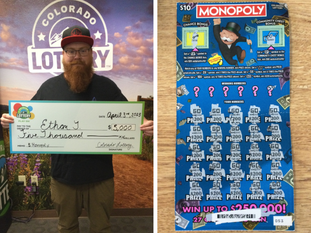 Ganador sosteniendo un cheque gigante frente al fondo de Colorado Lottery