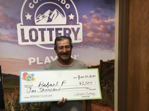 ¡Rafael P. de Olathe ganó $1,000 en su boleto Crossword Scratch de $500,000!