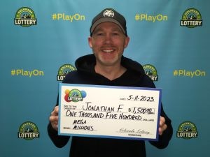 ¡Jonathan F. de Aurora ganó $1,500 con su boleto de Mega Millions!